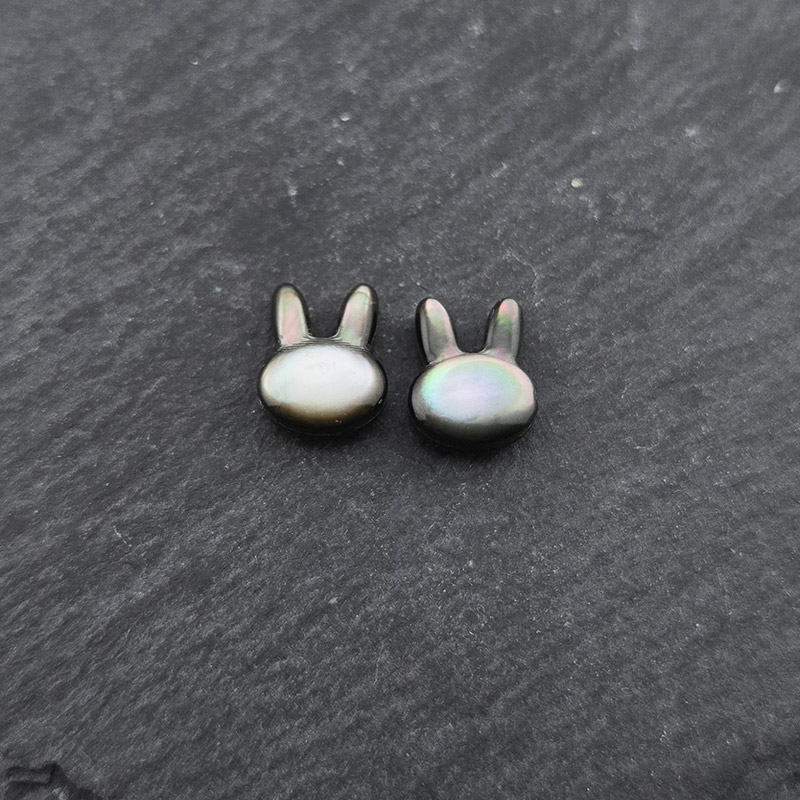 비즈톡 [JG-02-12]자개펜던트 자개토끼얼굴 8X10mm 가로홀  바다패 블랙 ,1개